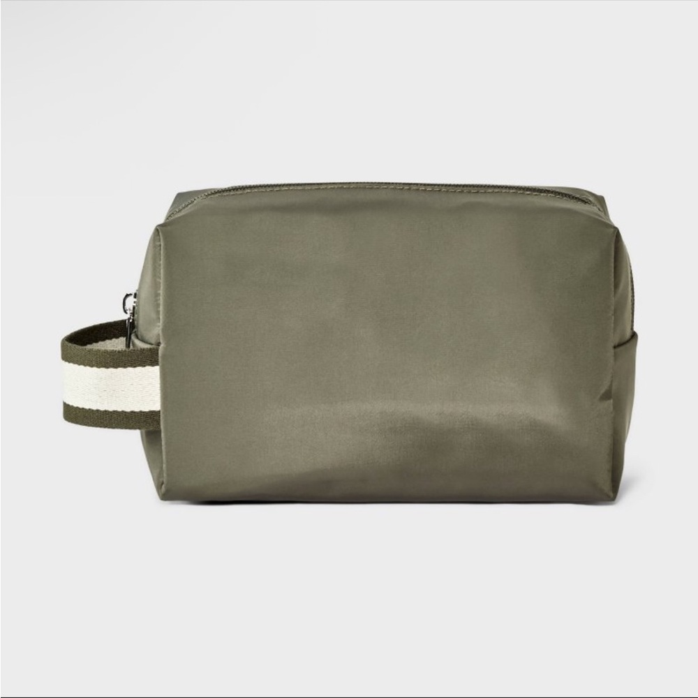 ⚠️ 5/25: Collegiate Travel Toiletry Bag